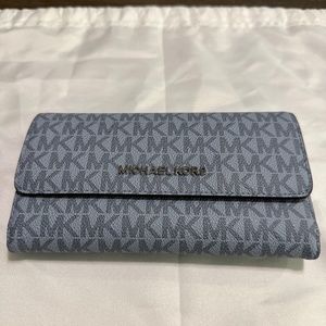 Michael Kors wallet. Jet set travel. 35F8STVF3B pale blue navy.